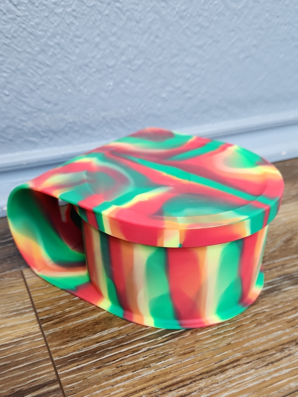 NWOT Silipint 30 oz Hibiscus Lidded Go Go Bowl Red Green Yellow Orange